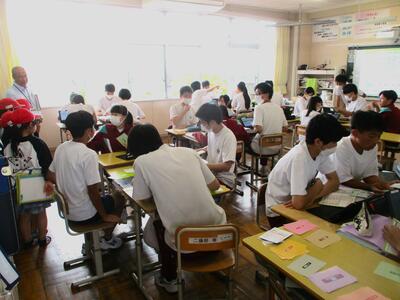 （３年生社会）大きな中学生に、小学生もちょっぴり緊張？