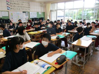 （１年生理科）小学生と小学校の先生に会えて嬉しそうでした